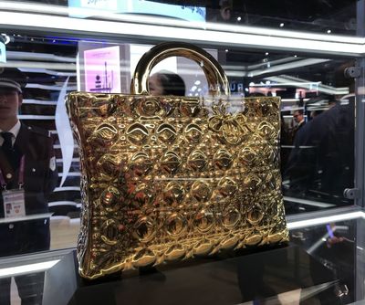 进博会开眼界:黄金马桶、钻石吉他、带屏幕的LV箱包